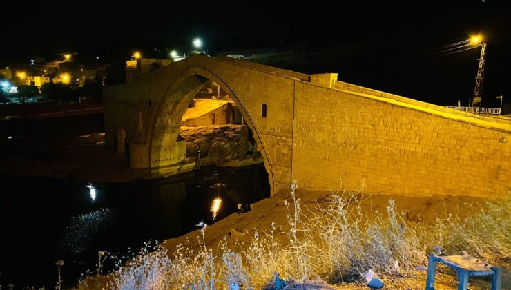 Tarihi Malabadi Köprüsü’nün gece görüntüsü büyüledi
