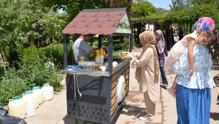 Sıcak havalarda vatandaşa limonata ikramı