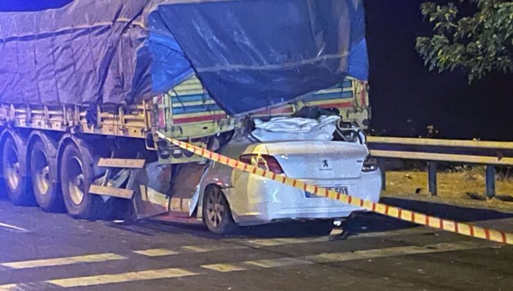 Tıra çarpan otomobildeki 2 kişi hayatını kaybetti