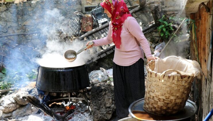 Yüzyıllardır süren geleneksel yöntemlerle pekmez yapımı