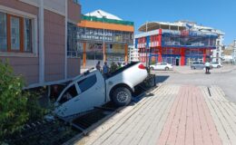 Araç evin bahçesine uçtu