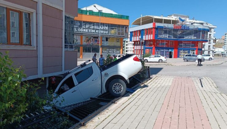 Araç evin bahçesine uçtu