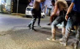 Kanlar içindeki şahıs kelepçenin sıkı olmasına kızdı, duvara kafa attı