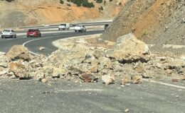 Bingöl – Erzurum karayolunda kayalar yola düştü