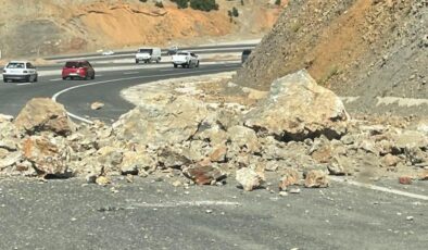 Bingöl – Erzurum karayolunda kayalar yola düştü