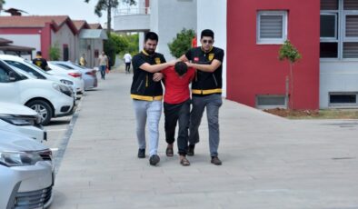 Cam kırıp altın kolyeyi çaldı, polisten kaçamadı