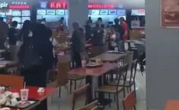 AVM’de yangın çıktı, vatandaşlar yemeklerini bırakıp kaçtı