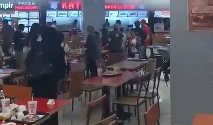 AVM’de yangın çıktı, vatandaşlar yemeklerini bırakıp kaçtı
