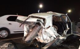Lüks otomobilin çarptığı otomobil kağıt gibi ezildi: 1 ölü, 1 yaralı