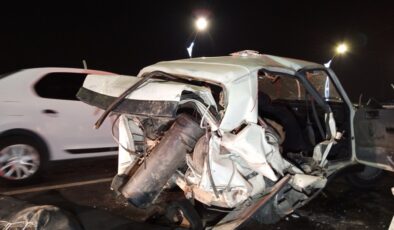Lüks otomobilin çarptığı otomobil kağıt gibi ezildi: 1 ölü, 1 yaralı