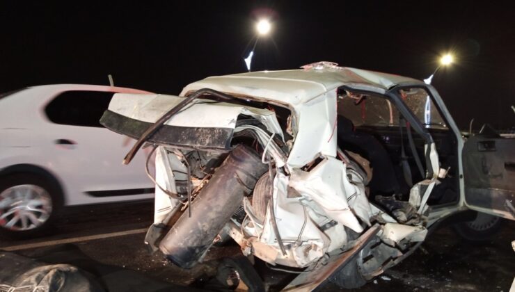 Lüks otomobilin çarptığı otomobil kağıt gibi ezildi: 1 ölü, 1 yaralı