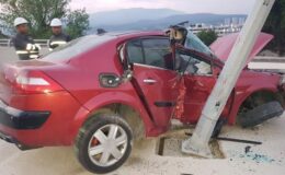 Aydınlatma direğine çarpan otomobil sürücüsü hayatını kaybetti