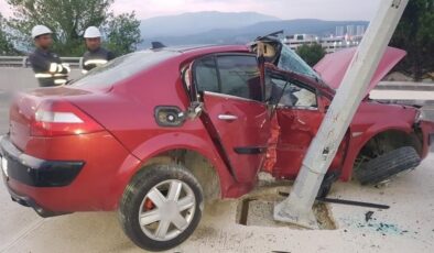Aydınlatma direğine çarpan otomobil sürücüsü hayatını kaybetti