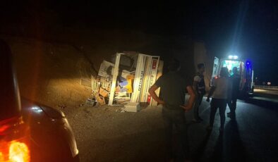 Kontrolden çıkan kamyonet devrildi