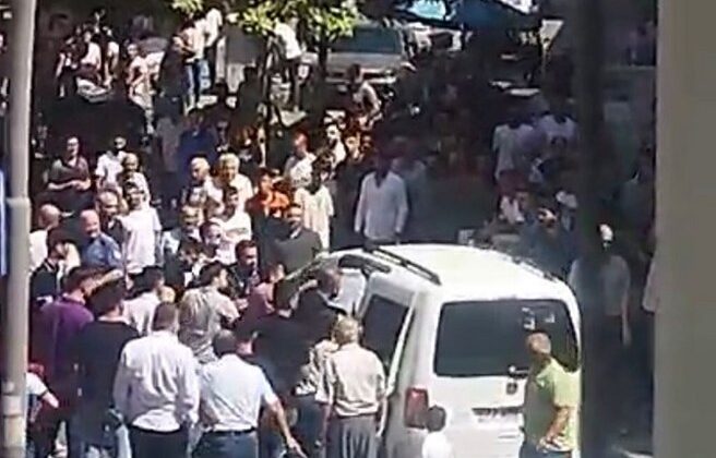 Batman’da kaçak malzeme satan şüpheli gözaltına alınırken ailesi polise saldırdı