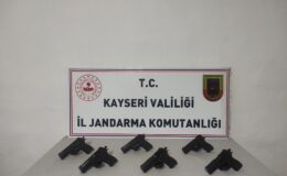 Ruhsatsız tabancaları piyasaya sürmek isteyen şahıs jandarmadan kaçamadı