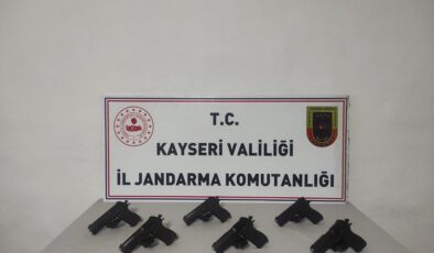 Ruhsatsız tabancaları piyasaya sürmek isteyen şahıs jandarmadan kaçamadı