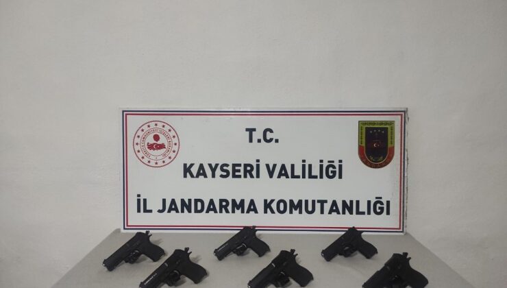 Ruhsatsız tabancaları piyasaya sürmek isteyen şahıs jandarmadan kaçamadı