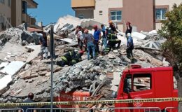 Hasarlı bina kepçe operatörünün üzerine yıkıldı