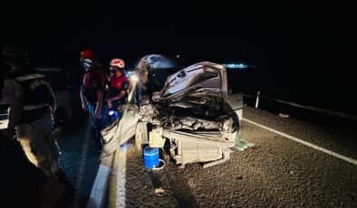 Şanlıurfa’da hafif ticari araç traktöre arkadan çarptı: 1 ölü, 3 yaralı