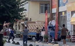 Zabıta ile karton toplayıcıları arasında tekmeli, yumruklu, tabureli kavga kamerada