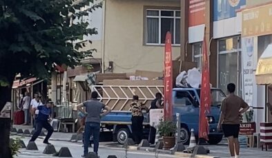 Zabıta ile karton toplayıcıları arasında tekmeli, yumruklu, tabureli kavga kamerada
