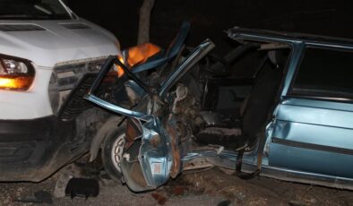 Şanlıurfa’da otomobil ile kamyonet çarpıştı: 2 yaralı