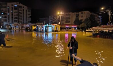 Artvin’in Arhavi ilçesinde şiddetli yağmur su baskınlarına neden oldu