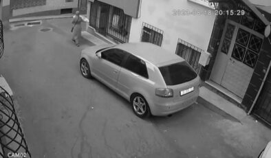 Çamaşır hırsızları kamerada… Biri seçti, beğendi, çaldı, diğeri kolaçan edip aldı