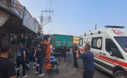 Kamyonun tıra çarpıp, park halindeki araçları biçtiği anlar kamerada