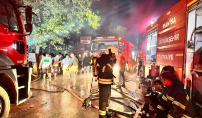 Turgutlu Sanayi Sitesi’nde çıkan yangında 3 işyeri küle döndü