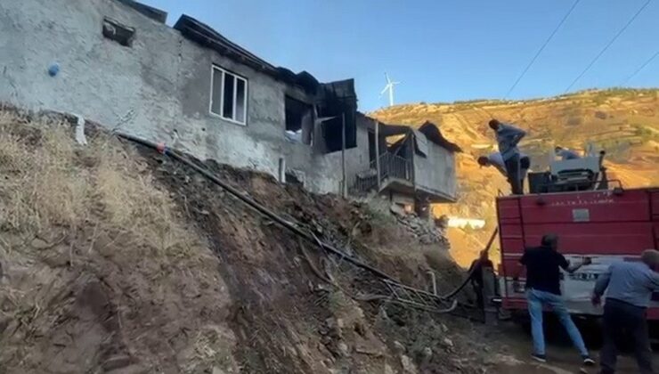 Çıkan yangın evi küle çevirdi