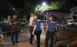 Motosikletle gelen şüpheliler parkta oturan 4 kişiyi kurşun yağmuruna tuttu
