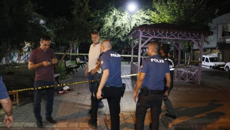 Motosikletle gelen şüpheliler parkta oturan 4 kişiyi kurşun yağmuruna tuttu