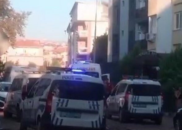 Apartın çatı katından düşen adam hayatını kaybetti