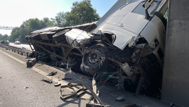 TEM’de lastiği patlayan tır köprü ayağına çarptı, zincirleme kaza beraberinde geldi