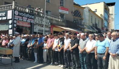 Eski eşi tarafından keser sapı ile öldürülen kadın son yolculuğuna uğurlandı