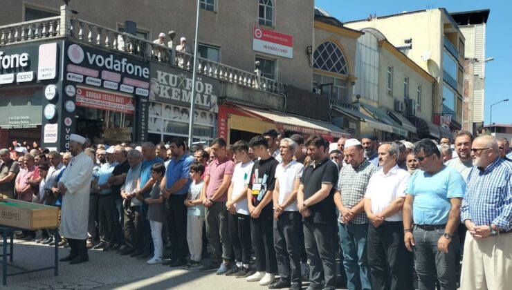 Eski eşi tarafından keser sapı ile öldürülen kadın son yolculuğuna uğurlandı