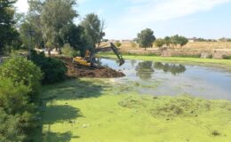 Nehri’n kirliliğini temizleyen iş makinaları balçıkta mahsur kaldı