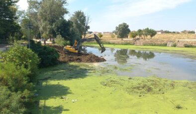 Nehri’n kirliliğini temizleyen iş makinaları balçıkta mahsur kaldı