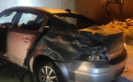 Batman’da otomobilin elektrik direğine çarpması sonucu 3 kişi yaralandı