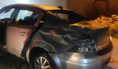 Batman’da otomobilin elektrik direğine çarpması sonucu 3 kişi yaralandı