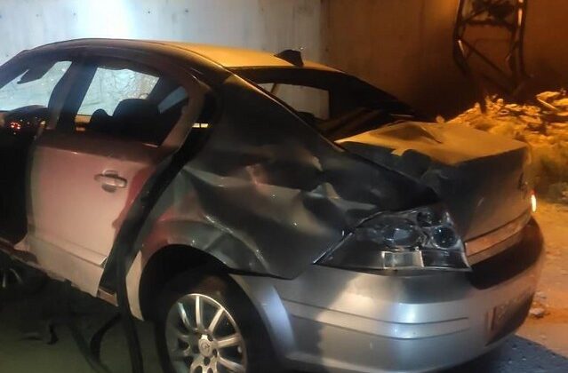 Batman’da otomobilin elektrik direğine çarpması sonucu 3 kişi yaralandı