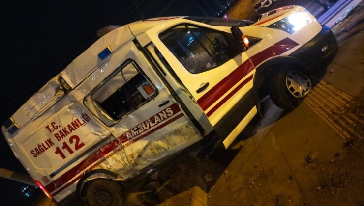 Diyarbakır’da belediye otobüsü ile ambulansın çarpışması sonucu 3 kişi yaralandı