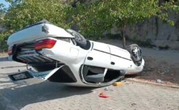 Devrilen otomobildeki 3 kişi yaralandı