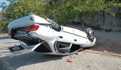 Devrilen otomobildeki 3 kişi yaralandı