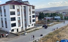 Dengesini kaybeden 2 yaşındaki çocuk, balkondan düşerek hayatını kaybetti