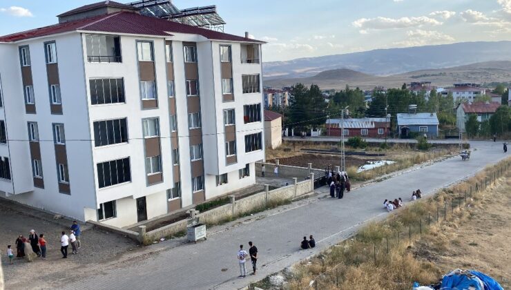 Dengesini kaybeden 2 yaşındaki çocuk, balkondan düşerek hayatını kaybetti