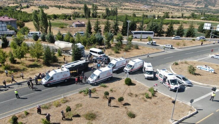 Tur Minibüsü Otobüse Çarptı: 18 Yaralı
