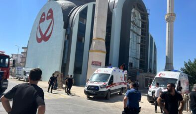 Cami iskelesi çöktü: 1’i ağır 3 yaralı